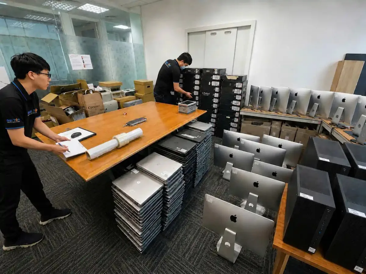 Kỹ thuật viên kiểm tra phần cứng và xử lý bảo mật dữ liệu ổ cứng doanh nghiệp